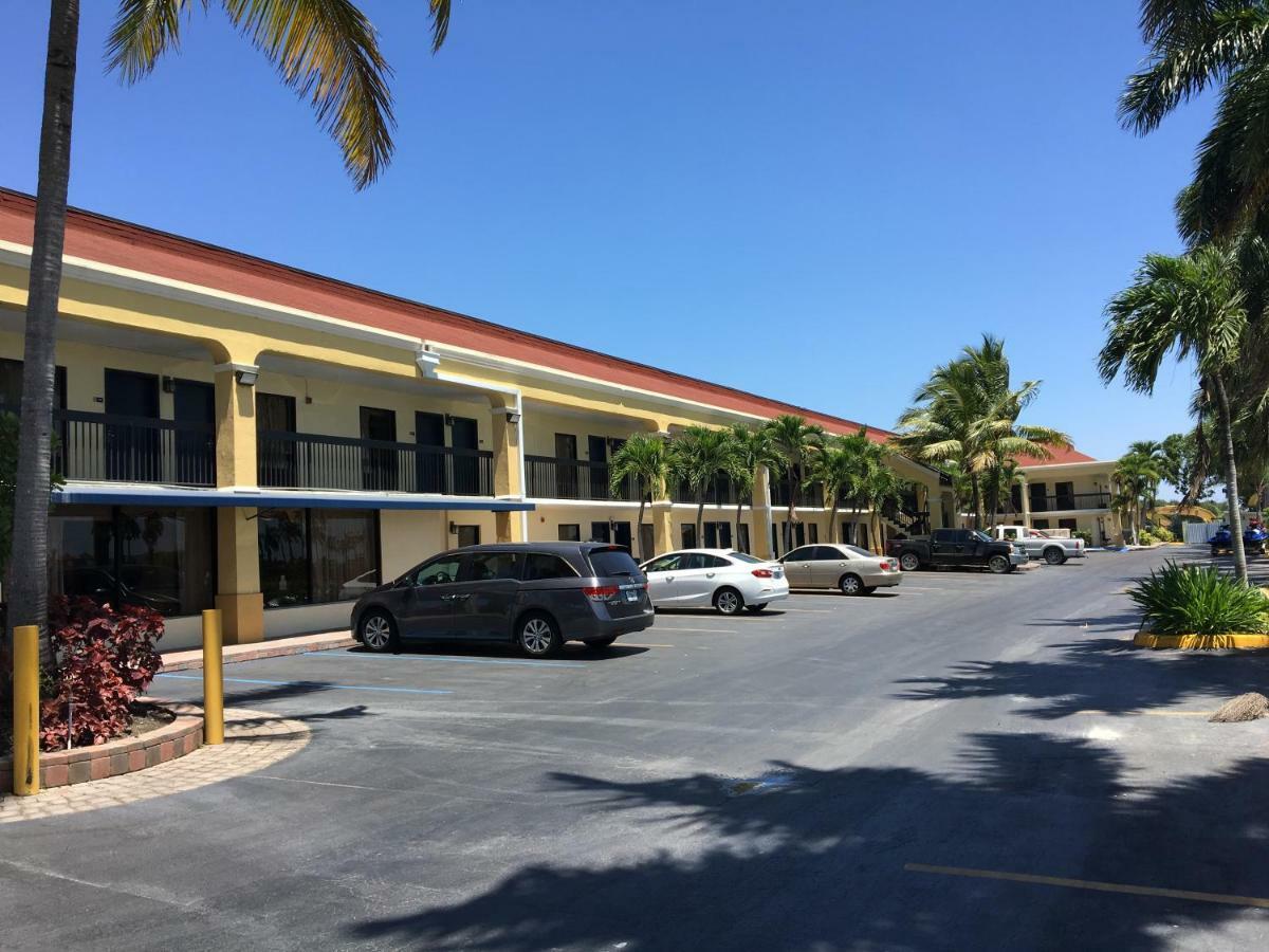 Days Inn By Wyndham Florida City Exteriör bild